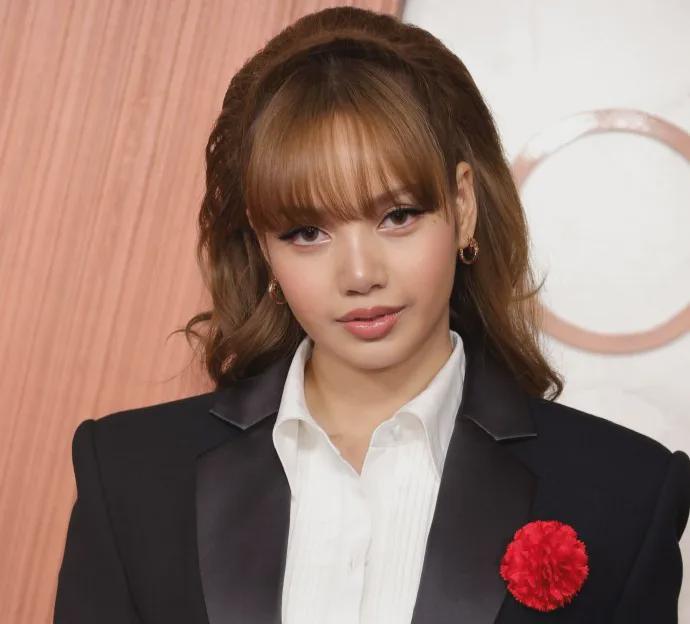 奥斯卡上的傲慢：Lisa无视黑人记者惹众怒！ Lisa奥斯卡红毯歧视黑人引轩然大波，公关紧急救场？