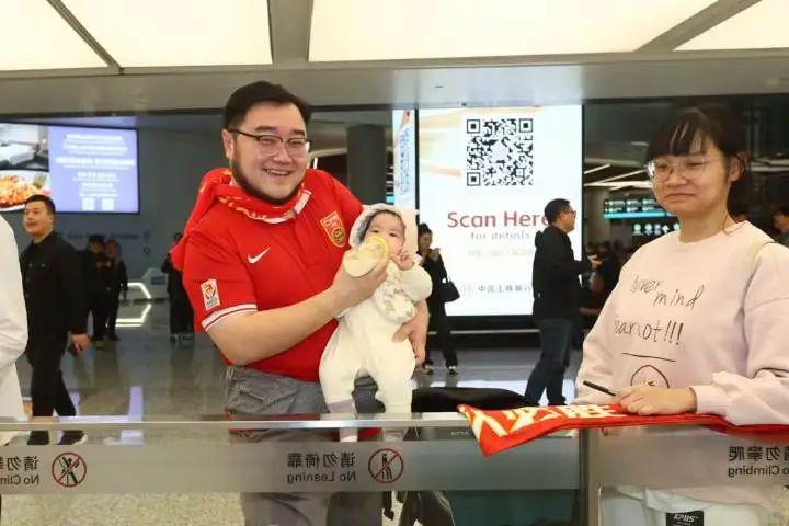 国足结束客场征程抵杭，球迷不离不弃，主场望创佳绩！，世预赛国足归来，杭州球迷翘首以盼，主场能否逆袭？