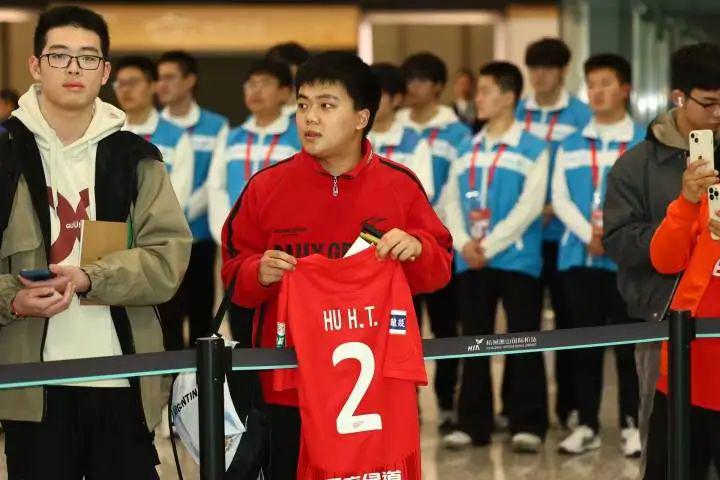 国足结束客场征程抵杭，球迷不离不弃，主场望创佳绩！，世预赛国足归来，杭州球迷翘首以盼，主场能否逆袭？
