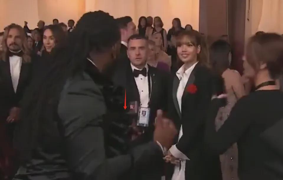 奥斯卡上的傲慢：Lisa无视黑人记者惹众怒！ Lisa奥斯卡红毯歧视黑人引轩然大波，公关紧急救场？