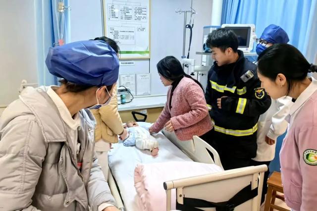 争分夺秒！消防员150秒救7个月大窒息婴儿