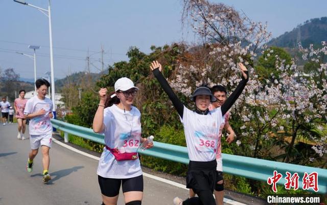 贵阳“桃花跑”：开启春日健康生活新方式
