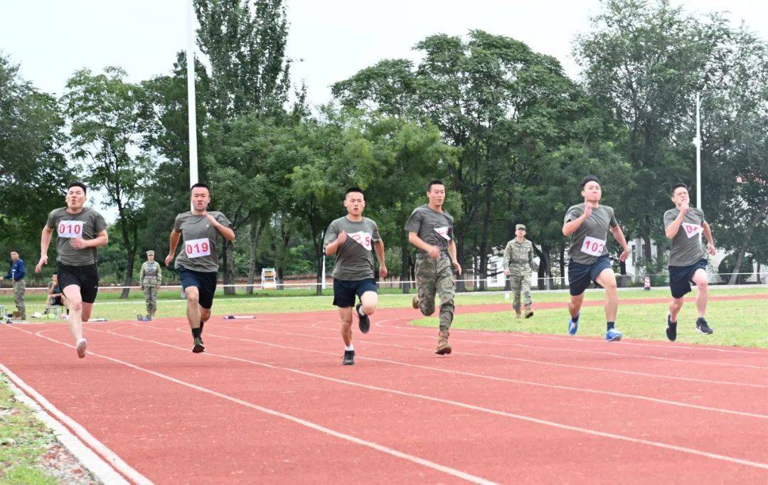 3000米跑冠军的转变：邓安霖在军营学会团结 从“独行侠”到“暖心战友”：新兵邓安霖的蜕变之路