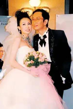 43岁吴启华豪掷百万娶妻，今与旧爱金巧巧同框引回忆！
