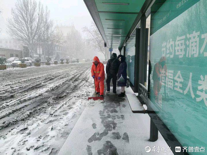 济南市中区雪天里的城市守护者：城管局
