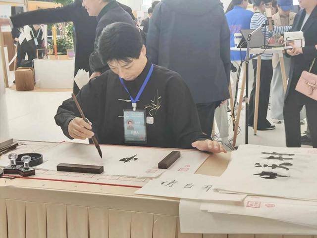 走进2025中关村论坛，感受机器人的智慧与活力 2025中关村论坛：机器人开启科技盛宴