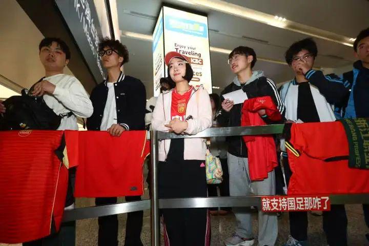 国足结束客场征程抵杭，球迷不离不弃，主场望创佳绩！，世预赛国足归来，杭州球迷翘首以盼，主场能否逆袭？