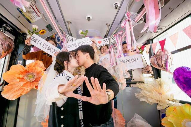 17路公交定制求婚，年轻人婚姻观的独特体现 青岛公交定制求婚服务，为爱情增添别样惊喜