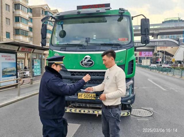 西渡街道街面整治：多管齐下打造整洁辖区 以春为序，西渡街道整治街面环境换新颜