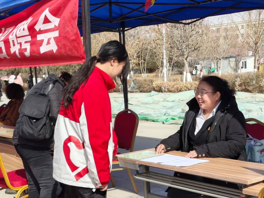“春风”拂和硕，专场招聘助力青年就业梦，和硕县“春风行动”招聘会：志愿者助力，就业之路更畅通