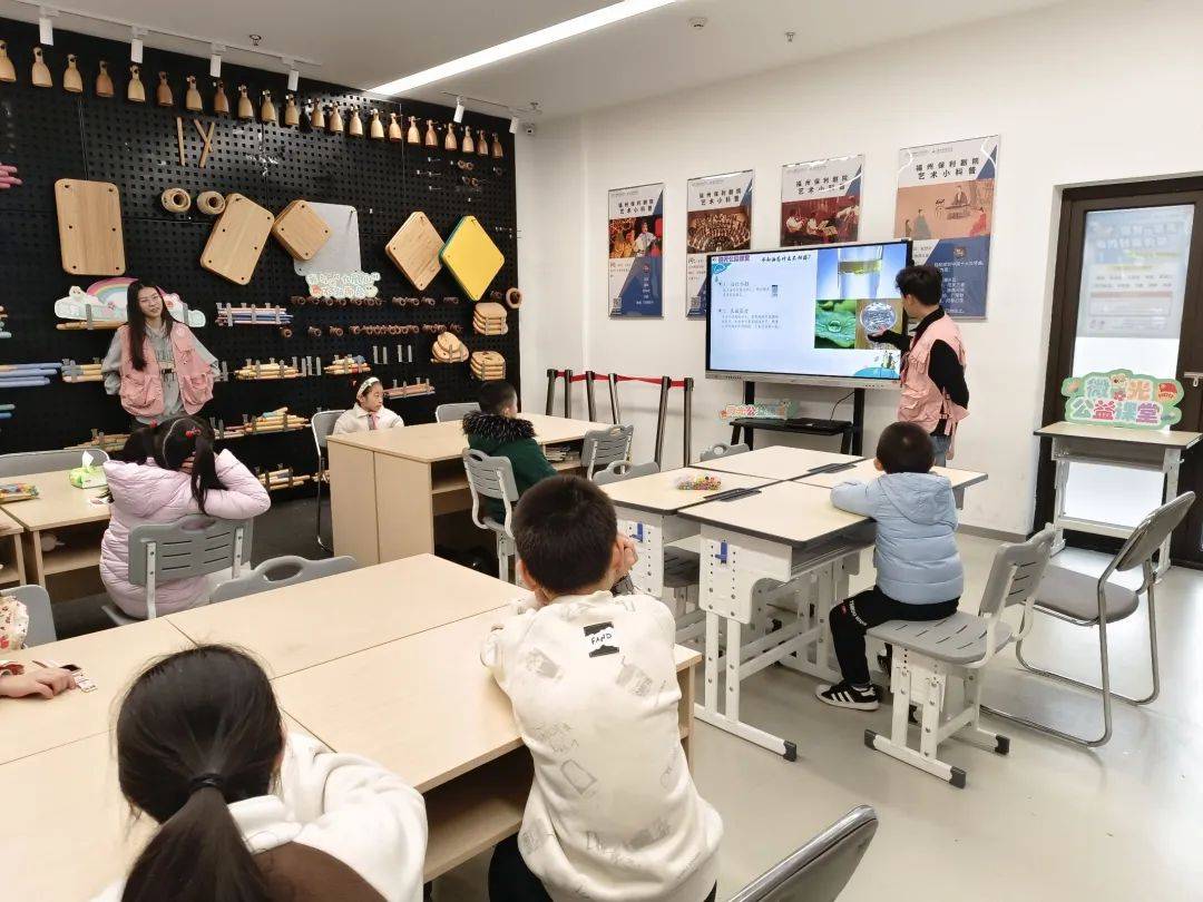 浮水印实验课：科学探索与公益温暖的交融 “可爱浮水印”公益课堂：让科学与公益之光闪耀
