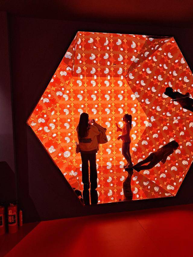 探秘“锦官入梦·蜀韵红楼”展，AI带您走进红楼世界，穿越时空，在成都东郊记忆邂逅数字版〈红楼梦〉