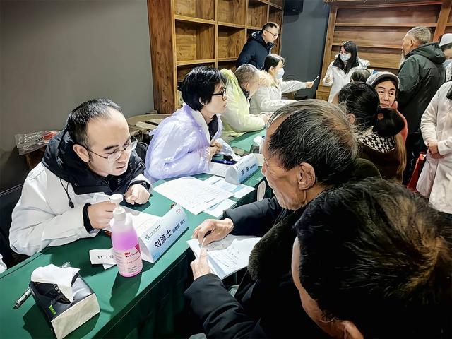 泸州叙永：众多医院医生齐聚开展健康服务 “万名医护走基层”走进泸州叙永：健康服务暖人心