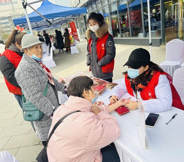 “雁小工”学雷锋：30多人的温暖行动 “雁小工”：30余人传递温暖与爱