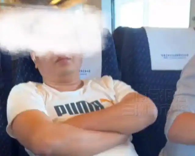 地铁上的冲突：女生提醒脱鞋男竟遭暴力对待