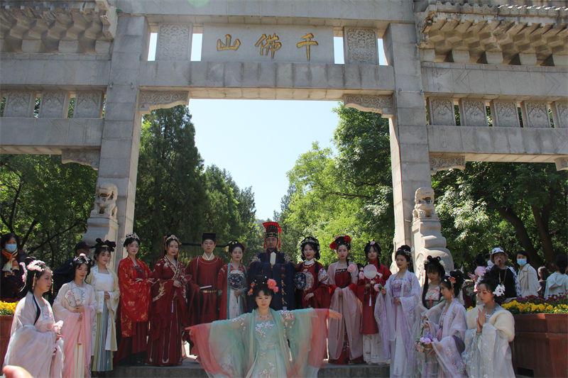 千佛山庙会：传统民俗与浪漫交友的春日之约，千佛山三月三：赏民俗、觅良缘的春日盛事