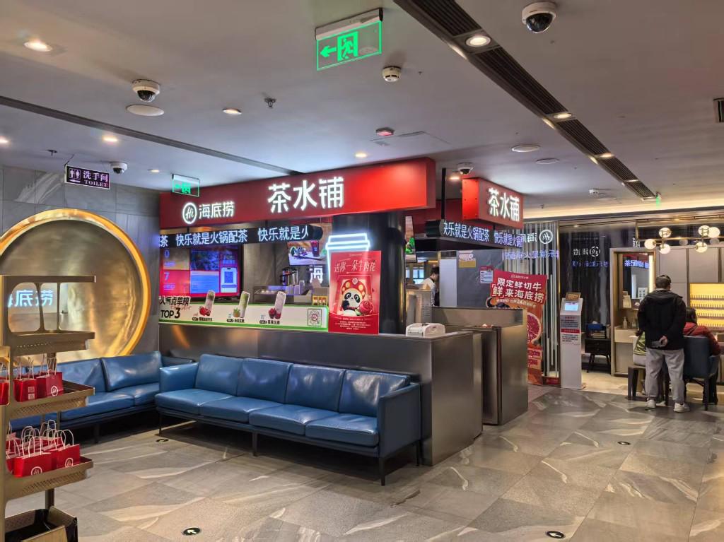 男子朝海底捞锅底撒尿，社会谴责下的门店与消费者 男子海底捞锅底撒尿，警方行政拘留，门店应对措施