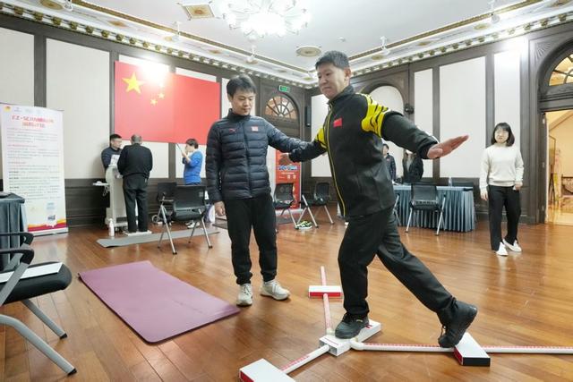 多吃水果不一定好？申城健身活动中的健康误区 申城活动：市民获奥全运冠军同款健身指导