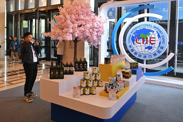 进博会落子湖北，共绘产业发展新蓝图，进博会牵手湖北，企业共寻合作新契机