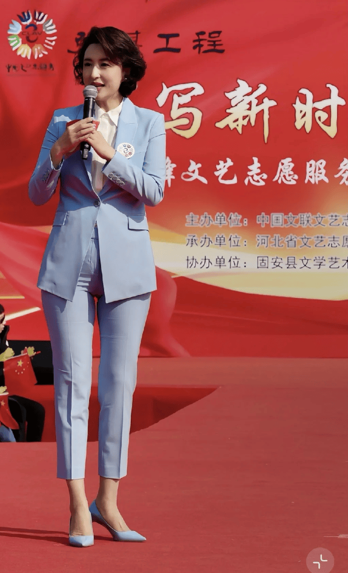 张蕾主持造型惹争议，发文表态无惧流言！ 张蕾穿搭风波：回怼诋毁，网友看法不一！