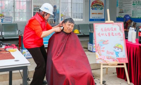 “龙抬头”：中铁建工西南分公司天府站项目义务理发关爱工友，中铁建工天府站项目“龙抬头”开展义务理发活动
