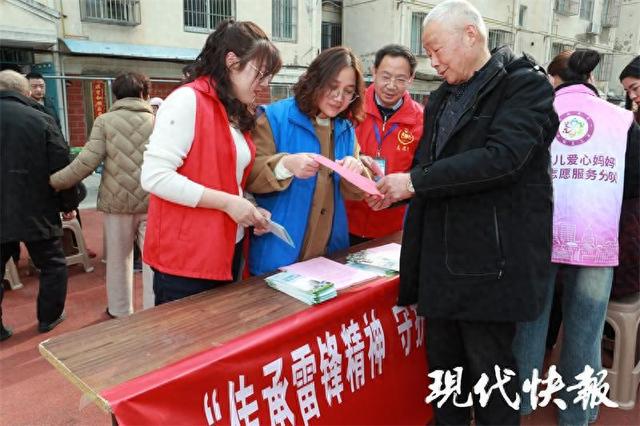 盐城学雷锋活动：服务居民，传承精神，盐城社区学雷锋活动：用行动诠释雷锋精神