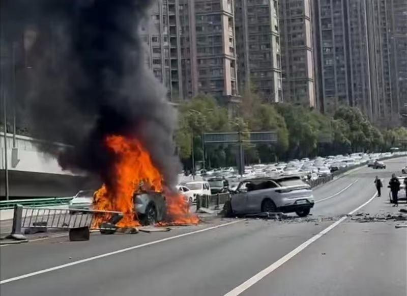 成都道路交通事故：蔚来ES6碰撞后起火，5人受伤情况稳定，新能源车碰撞起火引关注，成都蔚来事故背后真相几何？