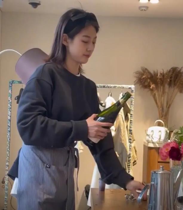 还原金赛纶咖啡店打工真相，她的悲惨遭遇令人痛心 惊爆！金赛纶生前咖啡店打工内幕曝光