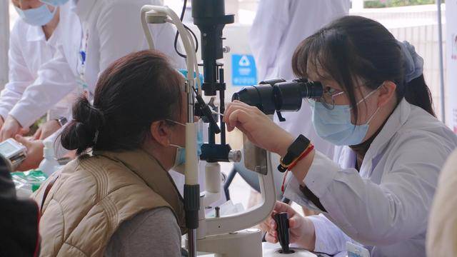 南方医院青光眼义诊：守护视力，共抗“视力小偷” 警惕“视力小偷”！南方医院青光眼义诊超200人次