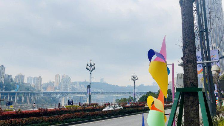 2025重庆女半马：风车装点赛道，浪漫开启运动之旅
