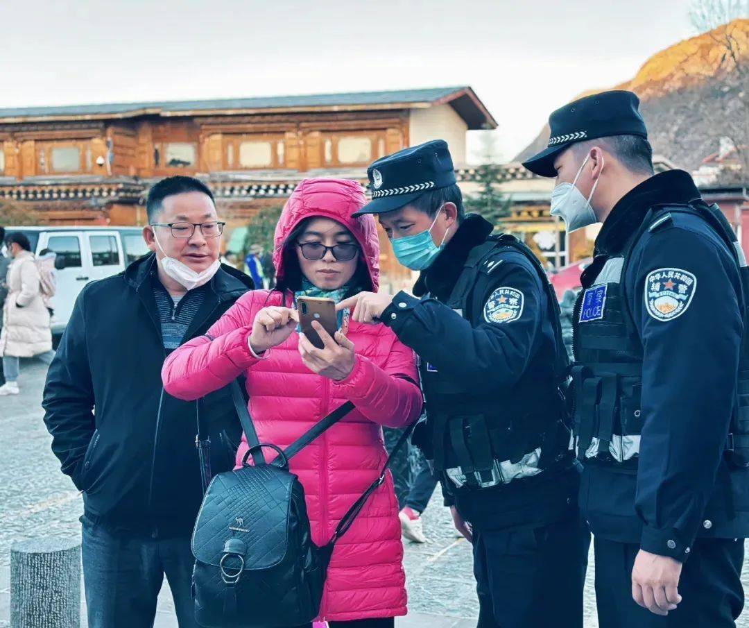 独克宗古城旅游警务室：用爱与责任点亮高原红