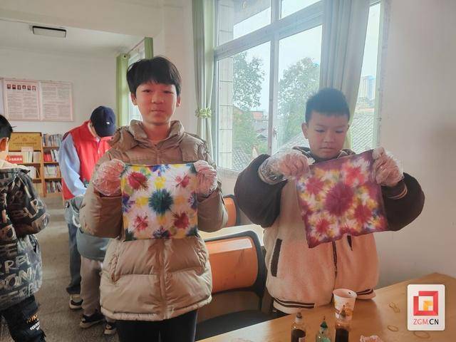 红色遵义与传统扎染，四川轻化工大学带社区孩子开启梦幻之旅