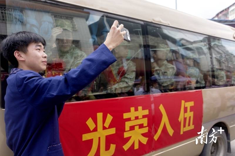连南新兵入伍，热血开启军旅新征程，“书记送我去当兵”，连南新兵踏上新征途