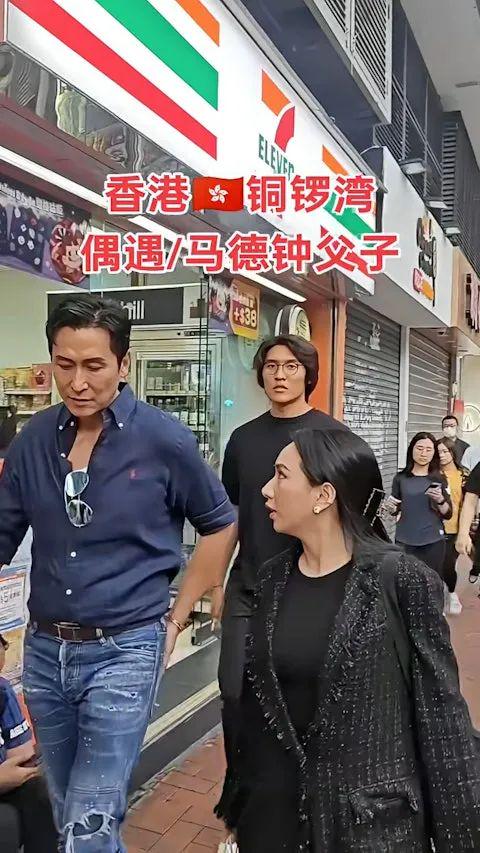 马德钟父子铜锣湾街头被偶遇，“东张女神”梁敏巧着装遭调侃 56岁TVB视帝马德钟铜锣湾现身风采依旧，“东张女神”梁敏巧穿疑似睡衣主持引热议