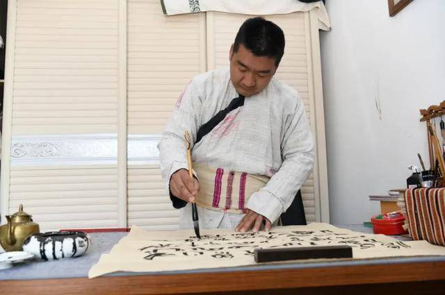 陈四才：以热爱之名，为东巴文化传承注入新活力，纳西汉子陈四才：二十余载坚守，让东巴文化熠熠生辉