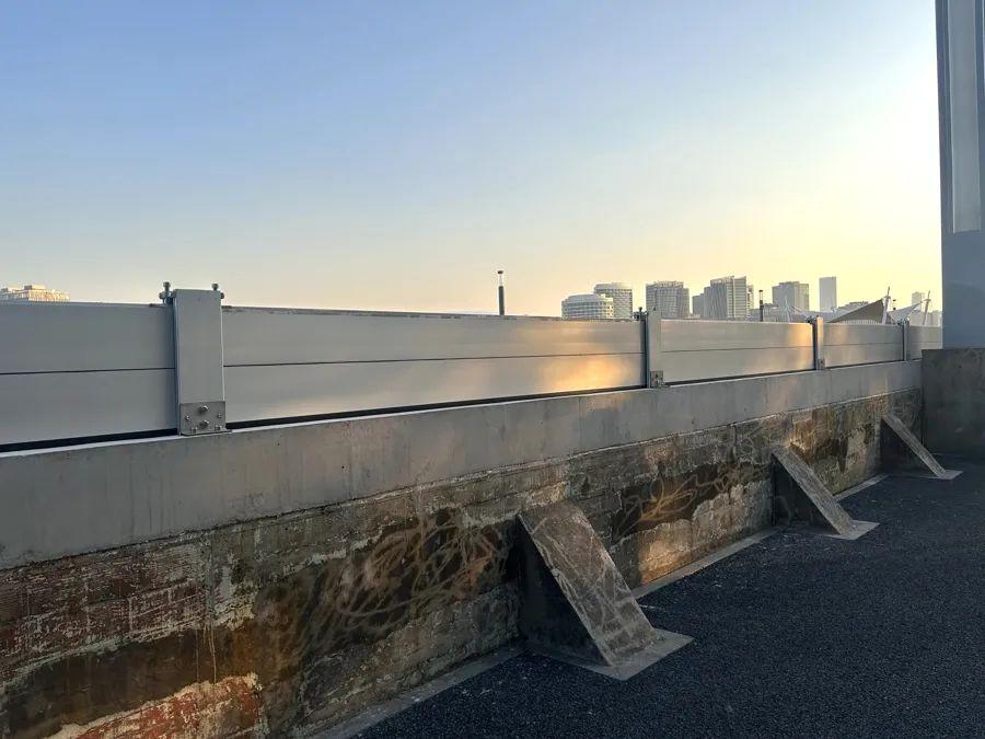 黄浦滨江防汛墙“增高”背后，市民担忧能否化解？，防汛墙突然“长高”，黄浦滨江观景体验遭质疑！