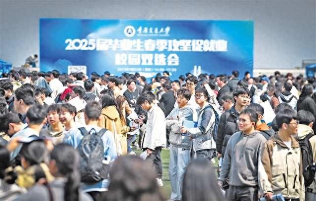 重庆高校春招：多领域需求涨，大学生求职热情高，重庆高校春招现新景，新材料等领域用人需求猛增