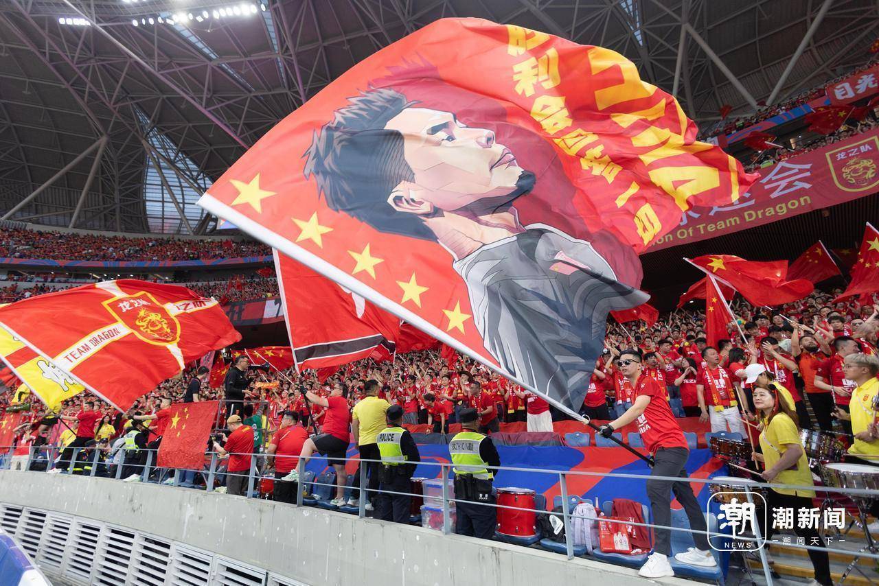 18岁王钰栋完成家门口首秀，国足冲击世界杯遇阻，国足0-2不敌澳大利亚，18岁王钰栋创最年轻登场纪录