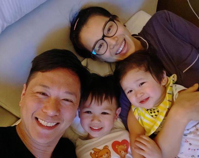 胡杏儿老公夜店狂欢照片曝光，网友质疑其“好男人”人设