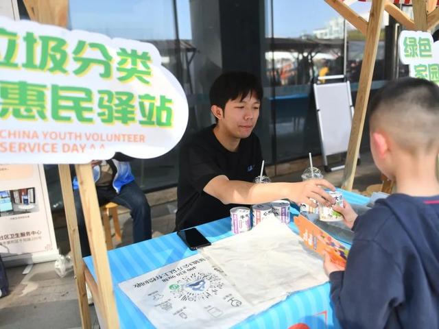 长征镇公益集市：雷锋精神的盛大传承