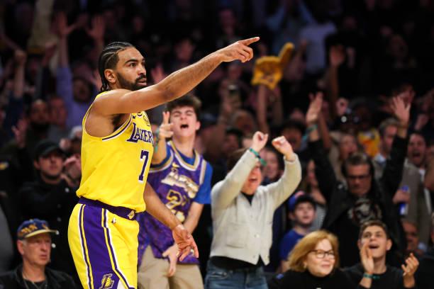 湖人替补控卫文森特闪耀，助球队战胜尼克斯 NBA常规赛：湖人连胜背后的文森特力量