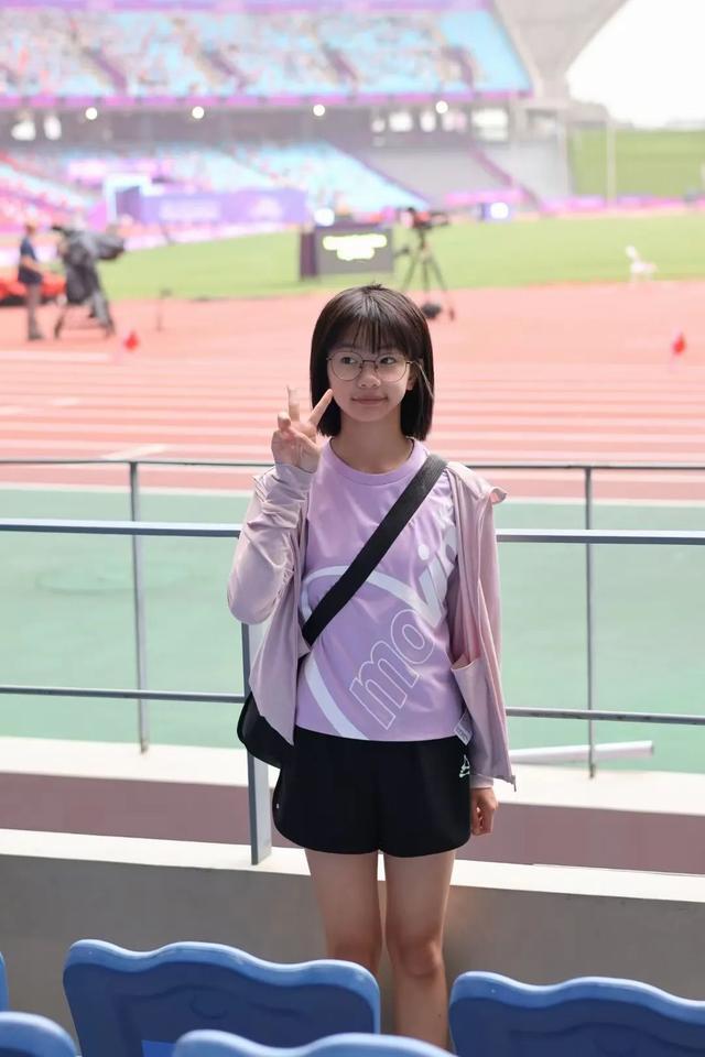 “阿好好好”：16岁朗诵新星的逐梦之旅 宁波16岁少女朗诵走红，学业与爱好齐飞
