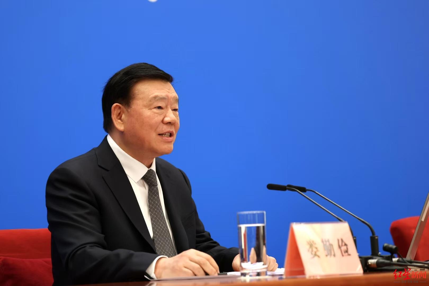 娄勤俭二次亮相人大发布会：沉稳应对中外媒体提问