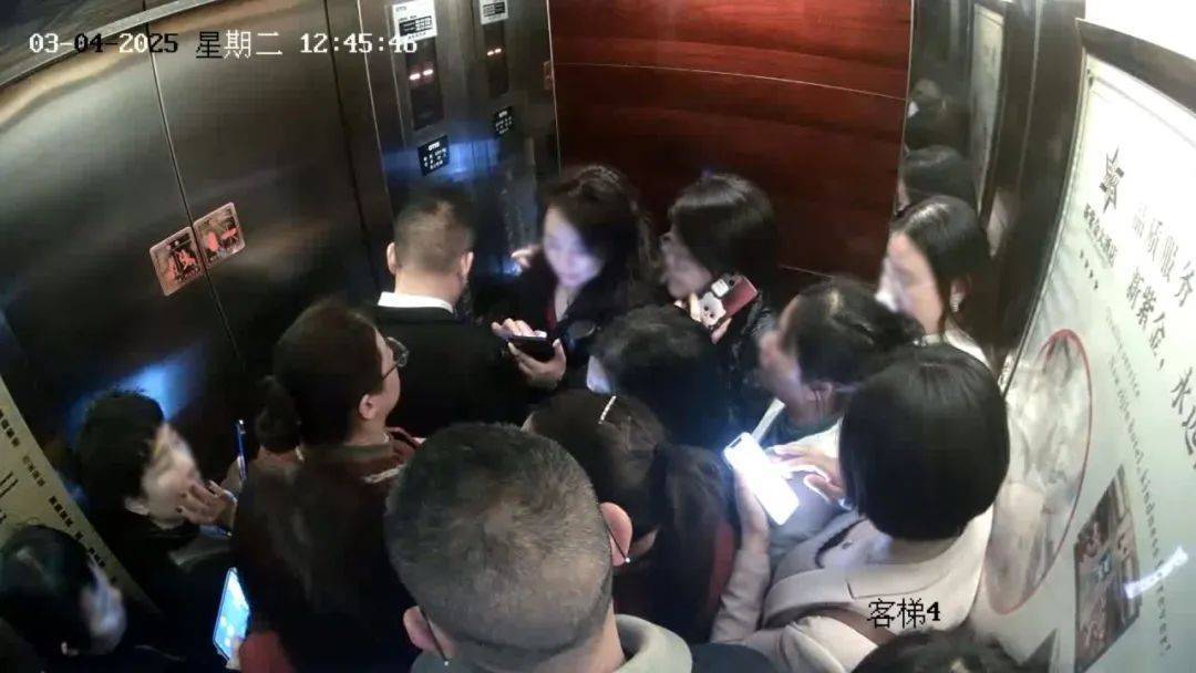 河南女子电梯扒门跌落身亡，乘坐电梯这些事项你必须注意！，惊！浙江酒店两部电梯同时故障，26人被困！电梯安全知识你了解多少？