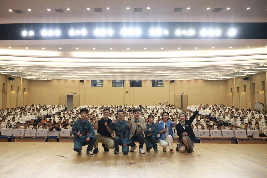 〈人间正道是沧桑〉剧组与建平学子共话红色戏剧魅力，建平中学里的红色戏剧交流，让革命精神代代相传