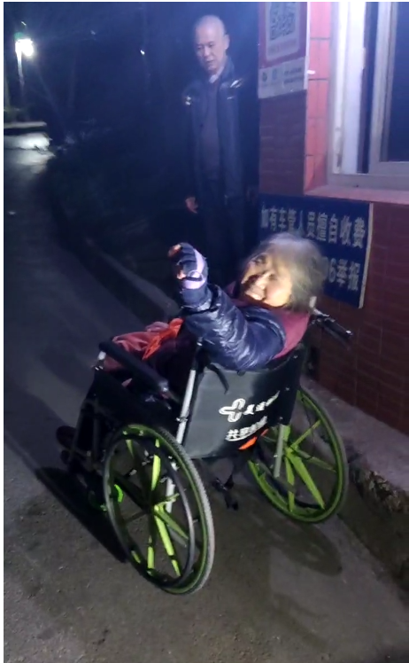 公交员工暖心之举：助眼疾老人平安回家 839线公交员工：帮助行动不便老人安全返程