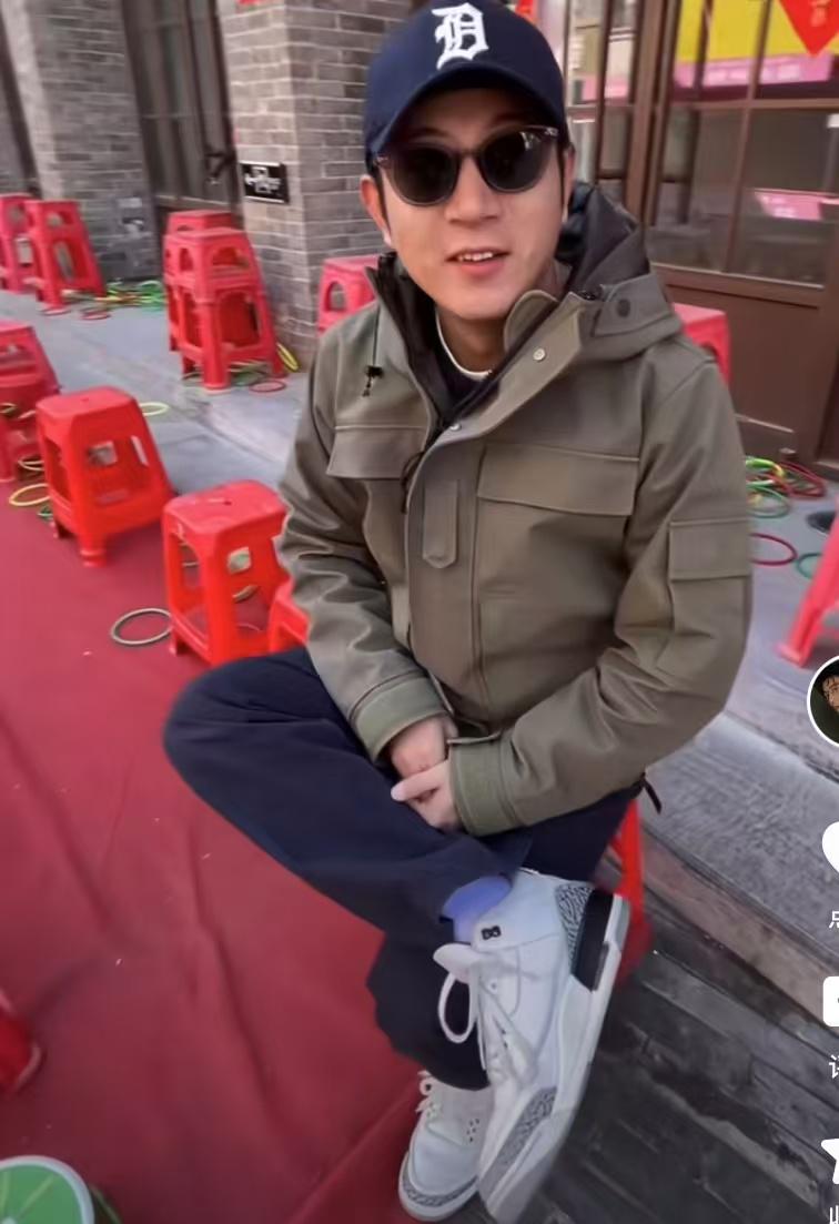 惊！高晓攀竟在街边卖草莓，他到底经历了什么？ 高晓攀街边等“草莓生意”，今非昔比的郭德纲弟子