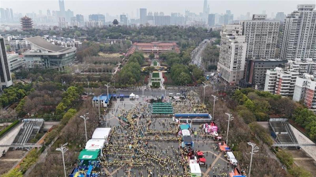 2. 樱花与“枫警”相伴，武昌公安守护2025汉马全程