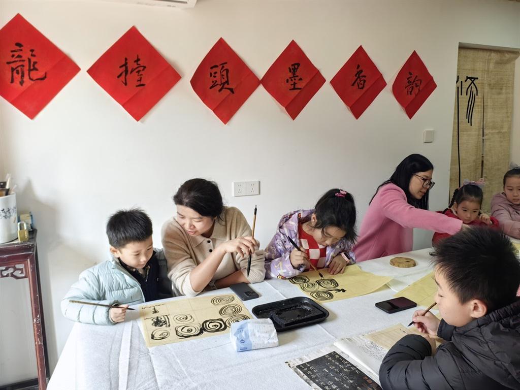 “龙抬头·书法韵”：上海奉贤亲子活动的文化交融，上海奉贤：“龙抬头·书法韵”亲子活动开启文化之旅