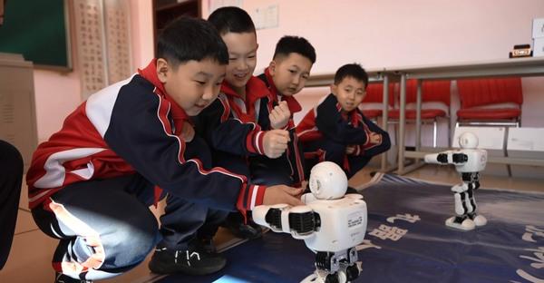 鸡西虎林五小“开学第一课”：机器人助力学生科技梦想，黑龙江鸡西虎林五小“开学第一课”：机器人进课堂